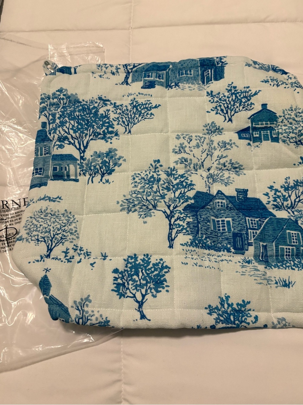 April Cornell Prairie Home Blue Toile Quilted pie carrier